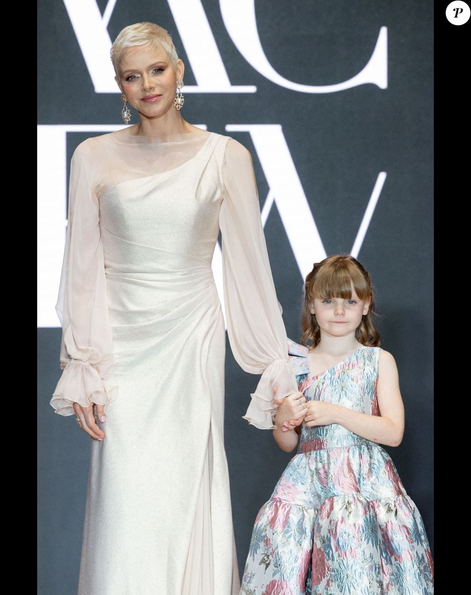 La princesse Charlène de Monaco et sa fille La princesse Gabriella de Monaco, comtesse de Carladès remettent le prix "Emerging Designer Award" à Ramzen lors de la Monte-Carlo fashion week à l'Opéra Garnier de Monaco le 24 mai 2022. © Olivier Huitel/Bestimage