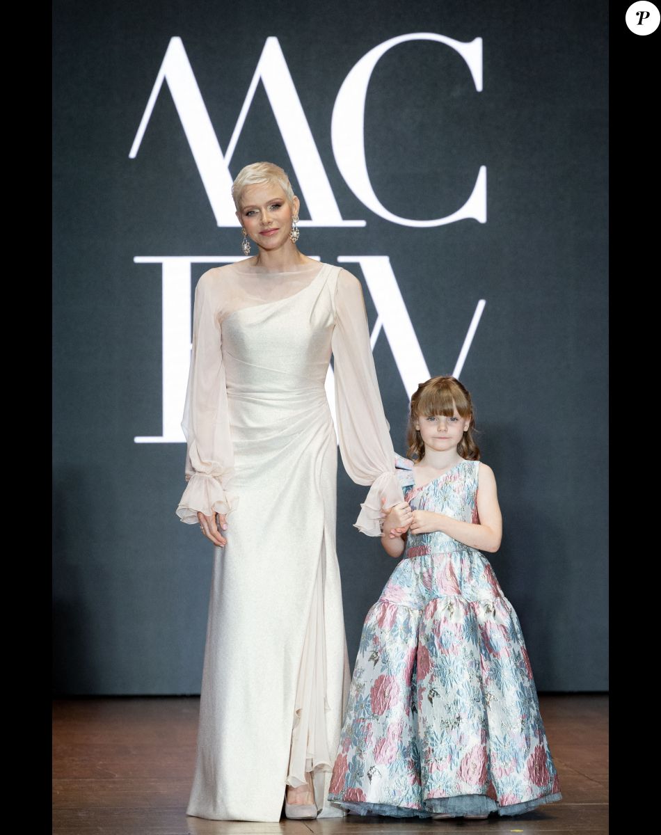 La princesse Charlène de Monaco et sa fille La princesse Gabriella de Monaco, comtesse de Carladès remettent le prix "Emerging Designer Award" à Ramzen lors de la Monte-Carlo fashion week à l'Opéra Garnier de Monaco le 24 mai 2022. © Olivier Huitel/Bestimage