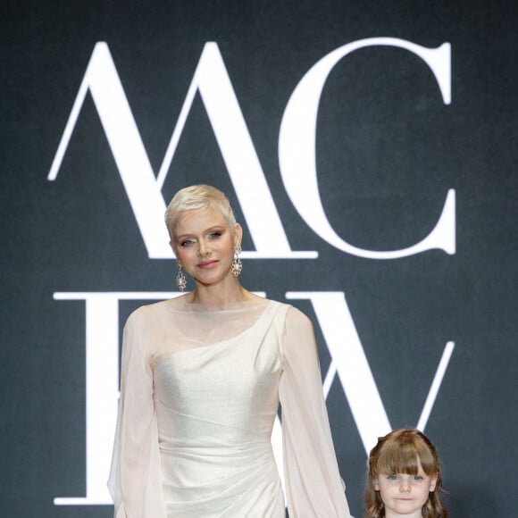 La princesse Charlène de Monaco et sa fille La princesse Gabriella de Monaco, comtesse de Carladès remettent le prix "Emerging Designer Award" à Ramzen lors de la Monte-Carlo fashion week à l'Opéra Garnier de Monaco le 24 mai 2022. © Olivier Huitel/Bestimage