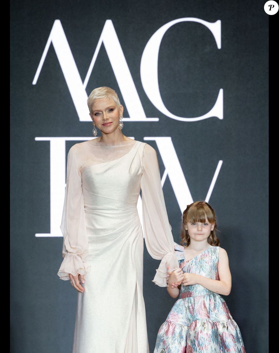 La princesse Charlène de Monaco et sa fille La princesse Gabriella de Monaco, comtesse de Carladès remettent le prix "Emerging Designer Award" à Ramzen lors de la Monte-Carlo fashion week à l'Opéra Garnier de Monaco le 24 mai 2022. © Olivier Huitel/Bestimage