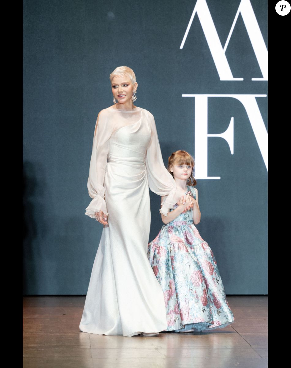 No Tabloids - comtesse de Carladès remettent le prix "Emerging Designer Award" à Ramzen lors de la Monte-Carlo fashion week à l'Opéra Garnier de Monaco le 24 mai 2022. © Olivier Huitel/Bestimage