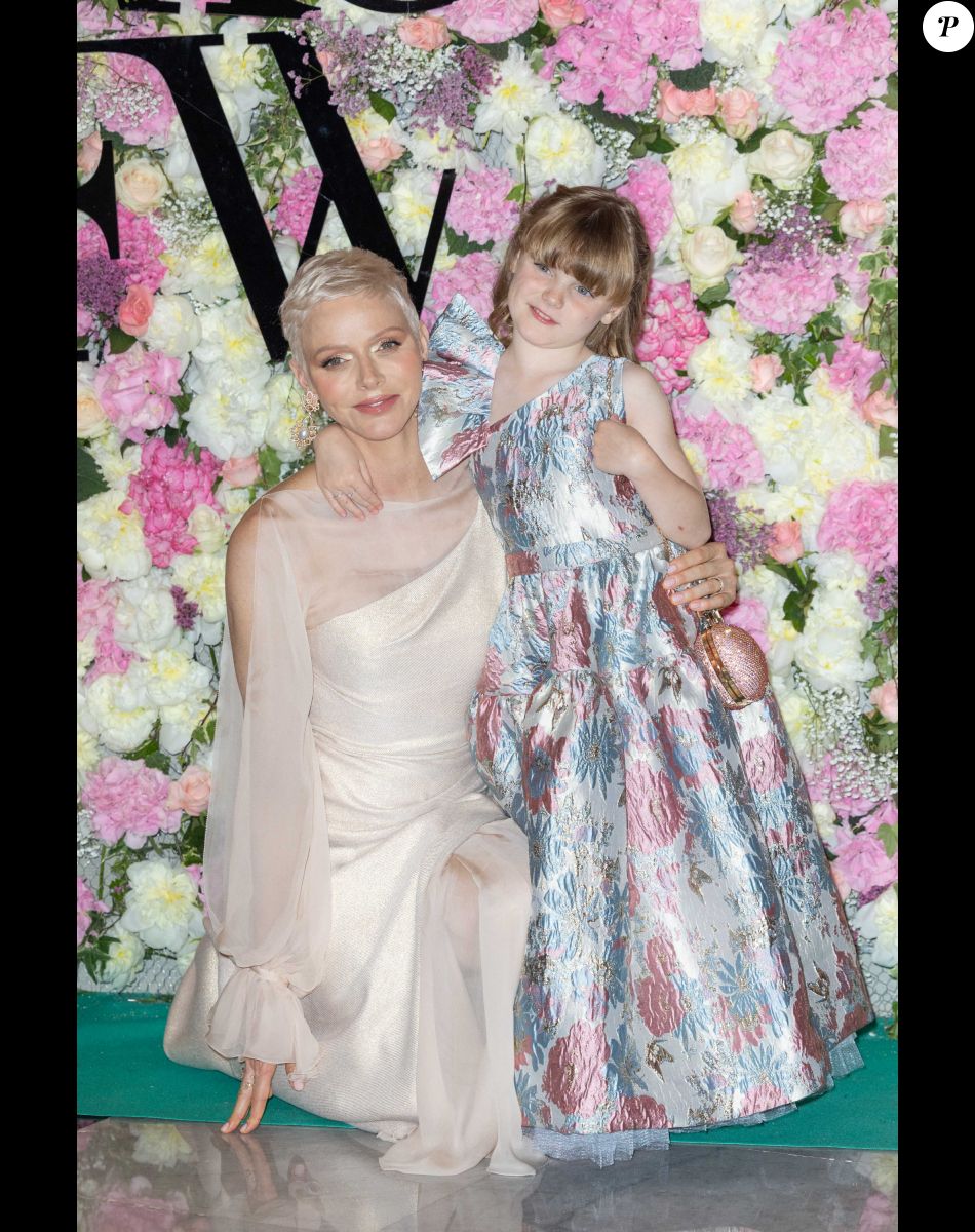 La princesse Charlène de Monaco et sa fille La princesse Gabriella de Monaco, comtesse de Carladès remettent le prix "Emerging Designer Award" à Ramzen lors de la Monte-Carlo fashion week à l'Opéra Garnier de Monaco le 24 mai 2022. © Olivier Huitel/Bestimage