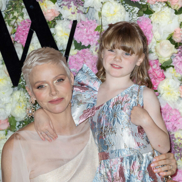 La princesse Charlène de Monaco et sa fille La princesse Gabriella de Monaco, comtesse de Carladès remettent le prix "Emerging Designer Award" à Ramzen lors de la Monte-Carlo fashion week à l'Opéra Garnier de Monaco © Olivier Huitel/Bestimage