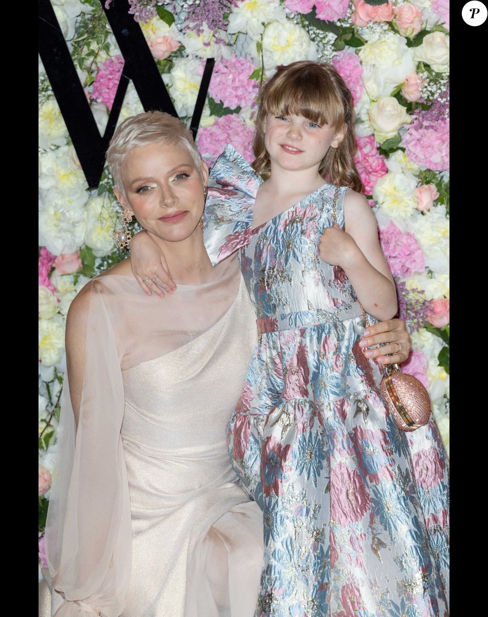 La princesse Charlène de Monaco et sa fille La princesse Gabriella de Monaco, comtesse de Carladès remettent le prix "Emerging Designer Award" à Ramzen lors de la Monte-Carlo fashion week à l'Opéra Garnier de Monaco © Olivier Huitel/Bestimage