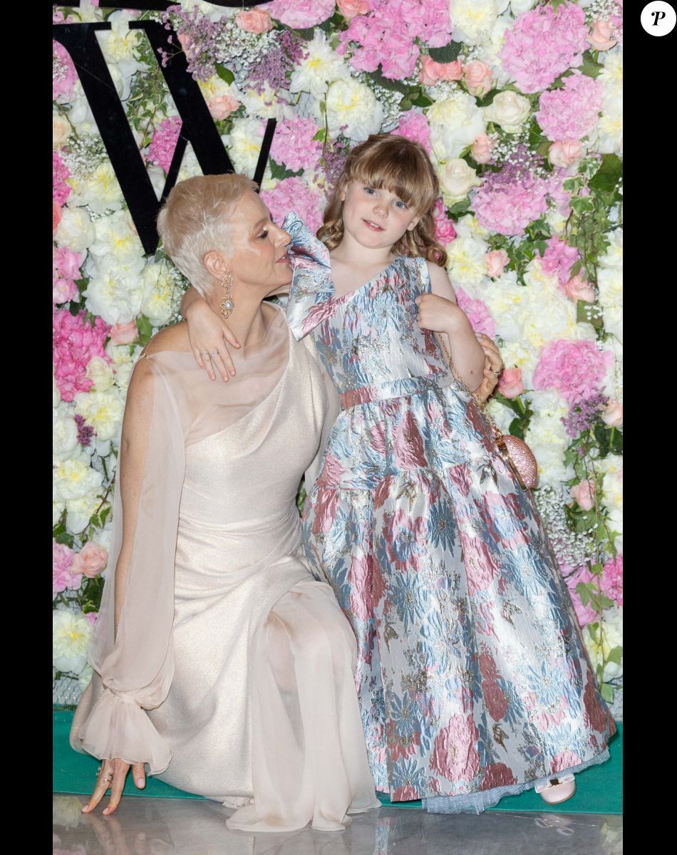La princesse Charlène de Monaco et sa fille La princesse Gabriella de Monaco, comtesse de Carladès remettent le prix "Emerging Designer Award" à Ramzen lors de la Monte-Carlo fashion week à l'Opéra Garnier de Monaco le 24 mai 2022. © Olivier Huitel/Bestimage