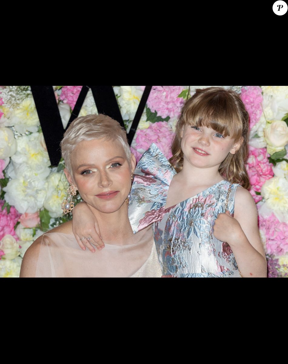 La princesse Charlène de Monaco et sa fille La princesse Gabriella de Monaco, comtesse de Carladès remettent le prix "Emerging Designer Award" à Ramzen lors de la Monte-Carlo fashion week à l'Opéra Garnier de Monaco le 24 mai 2022. © Olivier Huitel/Bestimage