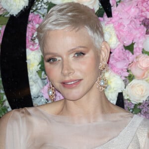 La princesse Charlène de Monaco et sa fille La princesse Gabriella de Monaco, comtesse de Carladès remettent le prix "Emerging Designer Award" à Ramzen lors de la Monte-Carlo fashion week à l'Opéra Garnier de Monaco le 24 mai 2022. © Olivier Huitel/Bestimage