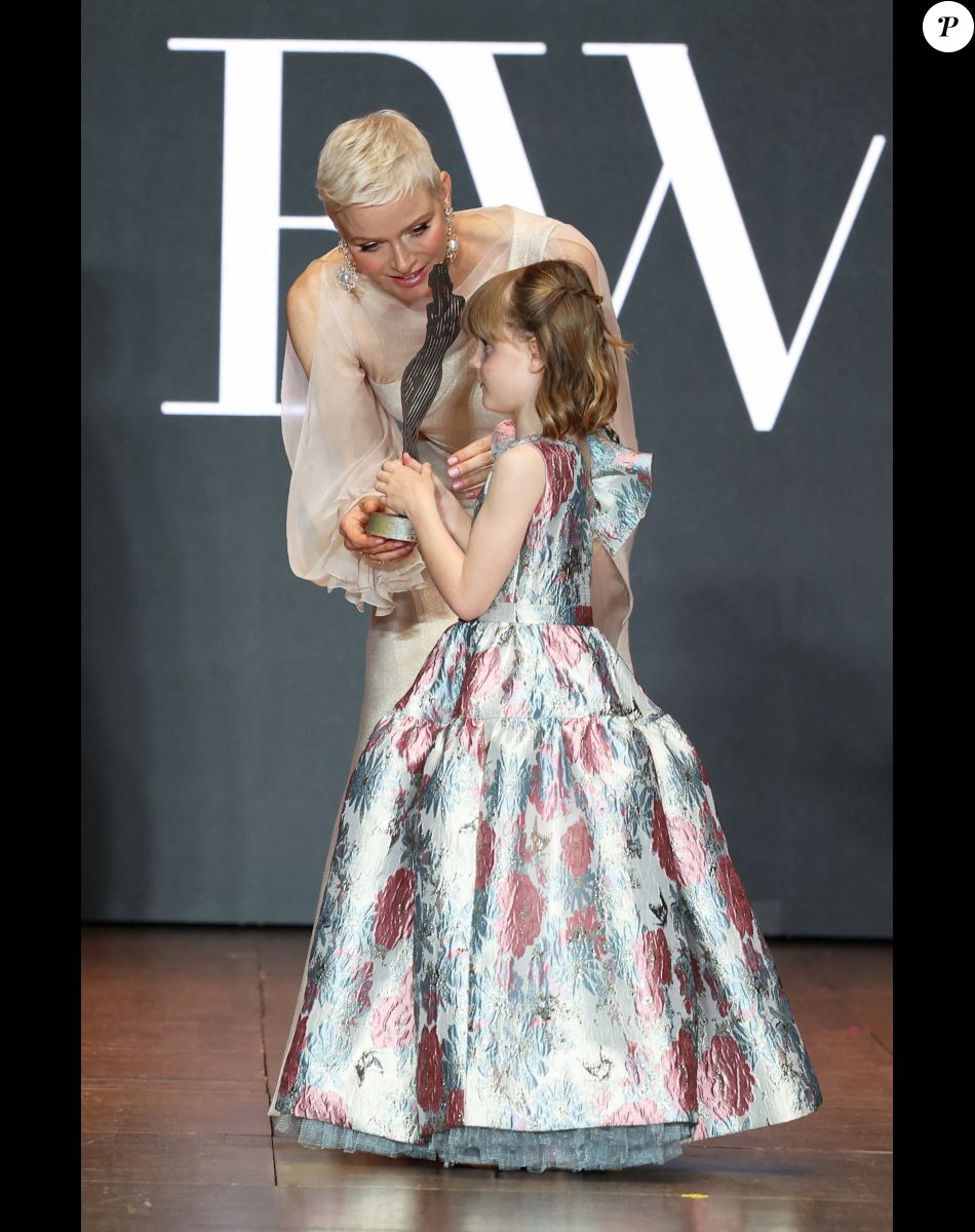La princesse Charlène de Monaco et sa fille La princesse Gabriella de Monaco, comtesse de Carladès remettent le prix "Emerging Designer Award" à Ramzen lors de la Monte-Carlo fashion week à l'Opéra Garnier de Monaco le 24 mai 2022. © J. C. Vinaj/Bestimage