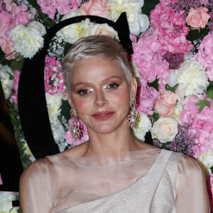 La princesse Charlène de Monaco et sa fille La princesse Gabriella de Monaco, comtesse de Carladès remettent le prix "Emerging Designer Award" à Ramzen lors de la Monte-Carlo fashion week à l'Opéra Garnier de Monaco le 24 mai 2022. © J. C. Vinaj/Bestimage