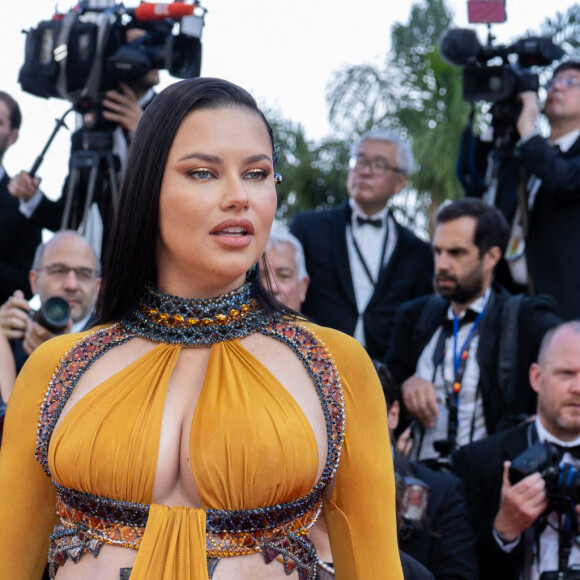 Adriana Lima (enceinte) - Montée des marches du film " Elvis " lors du 75ème Festival International du Film de Cannes. Le 25 mai 2022 © Olivier Borde / Bestimage 