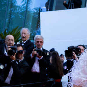 Emmanuelle Béart - Montée des marches du film " Elvis " lors du 75ème Festival International du Film de Cannes. Le 25 mai 2022 © Olivier Borde / Bestimage 