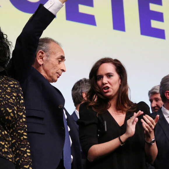 Eric Zemmour et Sarah Knafo au soir du premier tour des élections présidentielles 2022 à la Mutualité à Paris le 10 avril 2022. © Denis Guignebourg / Bestimage 