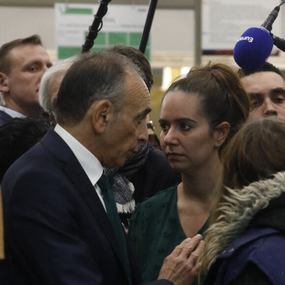 Eric Zemmour candidat du parti "Reconquête!" à l'élection présidentielle 2022 et sa compagne Sarah Knafo visitent le Salon international de l'agriculture au parc des expositions Paris Expo Porte de Versailles à Paris le 4 mars 2022. © Denis Guignebourg/Bestimage