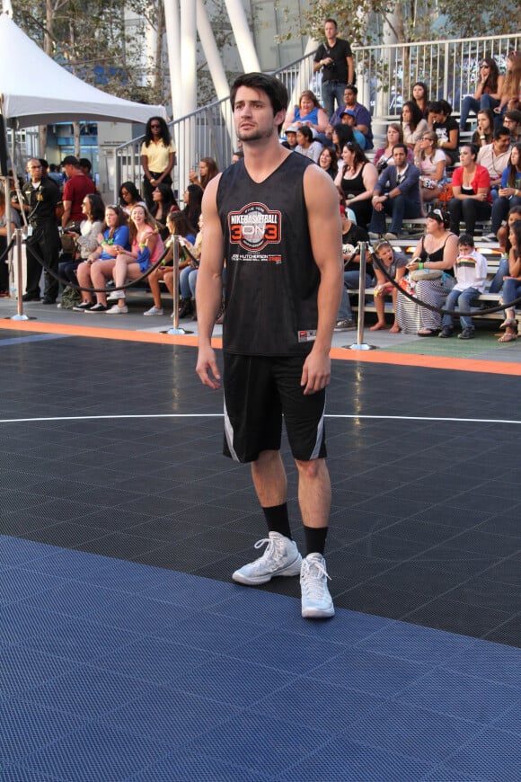James Lafferty - Josh Hutcherson lors du match de basket pour l'association "Straight But Not Narrow" a Los Angeles, le 9 aout 2013. 