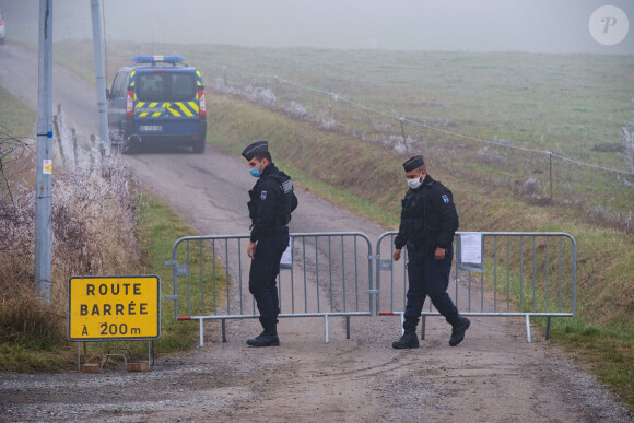 Des gendarmes organisant des fouilles en janvier 2022 à Cagnac-les-Mines après de nouvelles informations sur la disparition de Delphine Jubillar