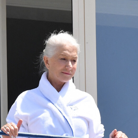 Helen Mirren en peignoir au balcon de l'hôtel "Martinez" lors du 75ème Festival International du Film de Cannes, le 27 mai 2022.
