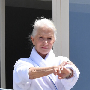 Helen Mirren en peignoir au balcon de l'hôtel "Martinez" lors du 75ème Festival International du Film de Cannes, le 27 mai 2022.