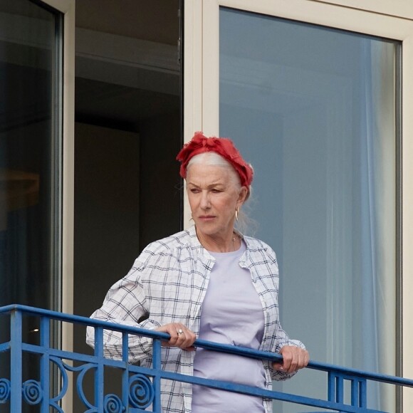 Helen Mirren au balcon de l'hôtel "Martinez" lors du 75ème Festival International du Film de Cannes, le 27 mai 2022.