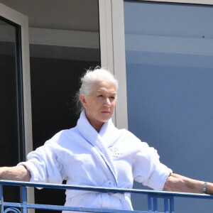 Helen Mirren en peignoir au balcon de l'hôtel "Martinez" lors du 75ème Festival International du Film de Cannes, le 27 mai 2022.