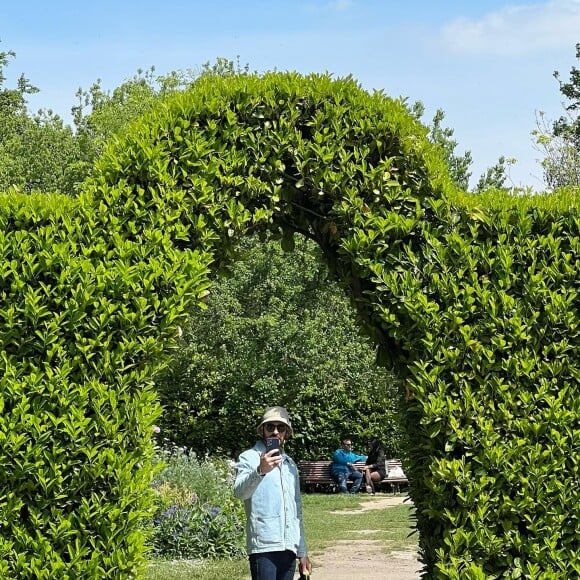 Camille Combal avec son chien en promenade