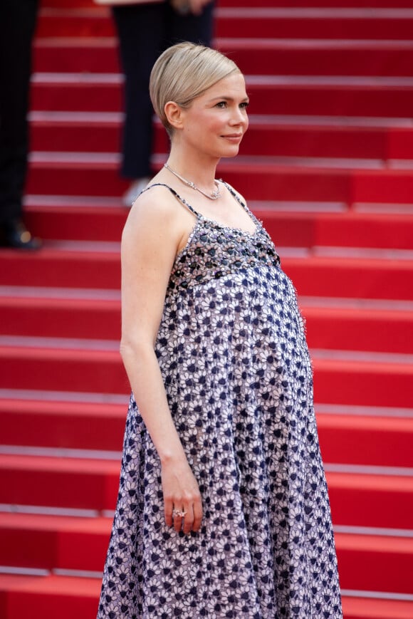Michelle Williams (enceinte) - Montée des marches du film " Showing Up " lors du 75ème Festival International du Film de Cannes. © Olivier Borde / Bestimage 
