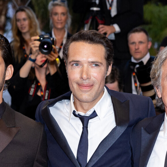 Pierre Niney, Nicolas Bedos, François Cluzet - Montée des marches du film " Mascarade " lors du 75ème Festival International du Film de Cannes. Le 27 mai 2022 © Olivier Borde / Bestimage 