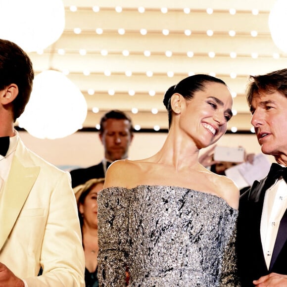 Jennifer Connelly, Tom Cruise - Descente des marches du film "Top Gun : Maverick" lors du 75ème Festival International du Film de Cannes. Le 18 mai 2022 © Dominique Jacovides / Bestimage