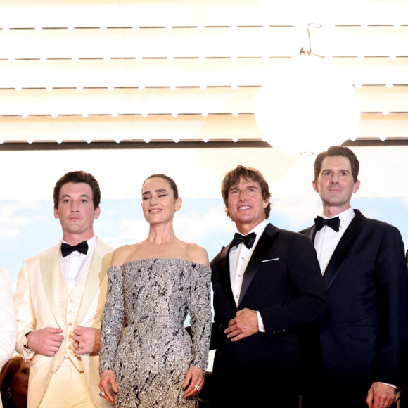 Greg Tarzan Davis, Jay Ellis, Glen Powell, Miles Teller, Jennifer Connelly, Tom Cruise, Joseph Kosinski,, Jon Hamm - Descente des marches du film "Top Gun : Maverick" lors du 75ème Festival International du Film de Cannes. Le 18 mai 2022 © Dominique Jacovides / Bestimage