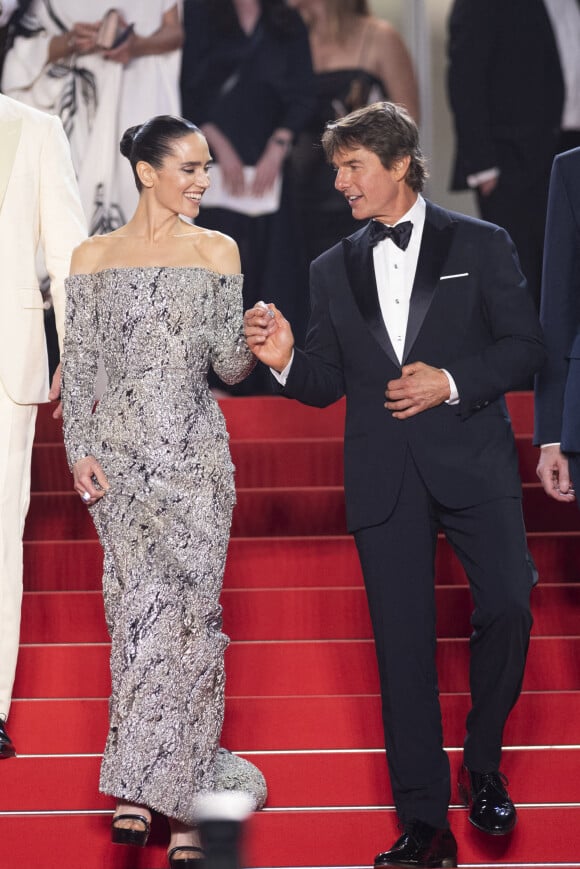 Jennifer Connelly et Tom Cruise - Descente des marches du film "Top Gun : Maverick" lors du 75ème Festival International du Film de Cannes. Le 18 mai 2022 © Cyril Moreau / Bestimage