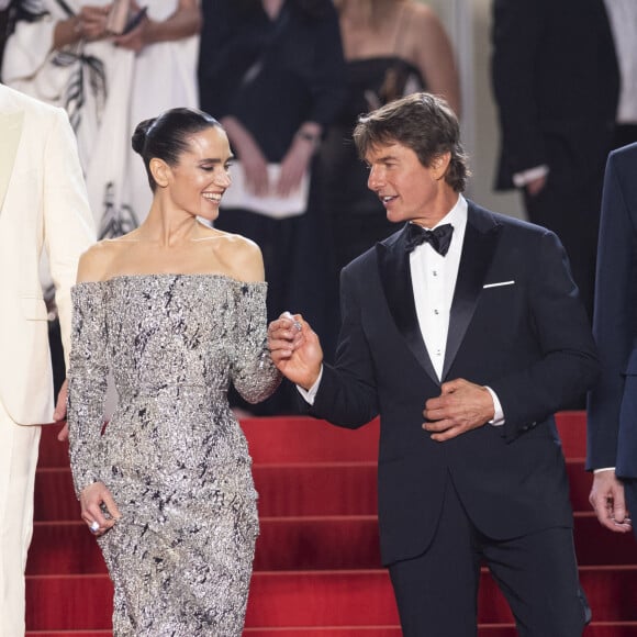 Jennifer Connelly et Tom Cruise - Descente des marches du film "Top Gun : Maverick" lors du 75ème Festival International du Film de Cannes. Le 18 mai 2022 © Cyril Moreau / Bestimage