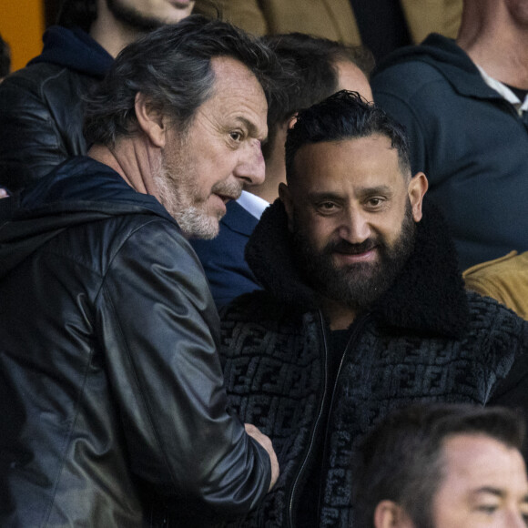 Cyril Hanouna et Jean-Luc Reichmann dans les tribunes lors du match de Ligue 1 "PSG - OM (2-1)" au Parc des Princes. © Agence/Bestimage