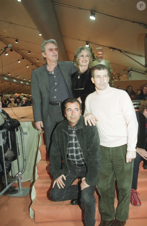 Alain Delon et Brigitte Bardot, avec Bernard Montiel lors du Noël des animaux en 2001