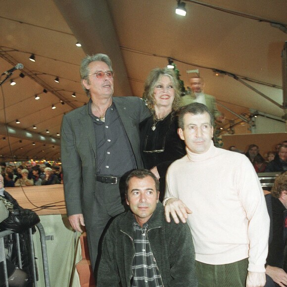 Alain Delon et Brigitte Bardot, avec Bernard Montiel lors du Noël des animaux en 2001
