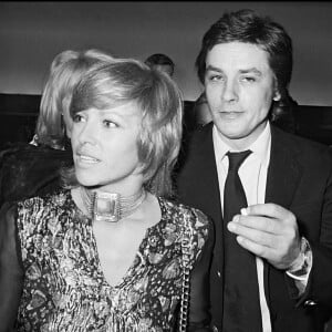 Nathalie et Alain Delon lors de la première duf ilm Doucement les basses à Paris en 1971