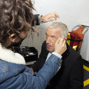 Exclusif - Benjamin Castaldi se faire couper les cheveux dans les backstage de l'enregistrement de l'émission "TPMP (Touche Pas à Mon Poste)", présentée par C.Hanouna et diffusée en direct sur C8 le 7 mars © Jack Tribeca / Bestimage 