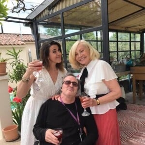 Michèle Torr pose avec avec ses deux enfants Romain et Emilie. Photo partagée sur Facebook par Emilie Vidal.