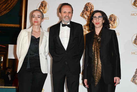 Delphine Ernotte, présidente de France Télévisions, Jean-Marc Dumontet et Rima Abdul-Malak, ministre de la Culture au photocall de la 33ème cérémonie des Molière aux Folies Bergère à Paris le 30 mai 2022. © Coadic Guirec / Bestimage 