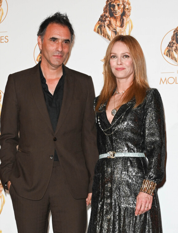 Samuel Benchetrit et sa femme Vanessa Paradis au photocall de la 33ème cérémonie des Molière aux Folies Bergère à Paris le 30 mai 2022. © Coadic Guirec / Bestimage 