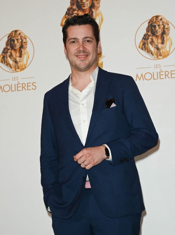 Benoît Cauden (Molière de la Révélation masculine : dans Les Producteurs de Mel Brooks) au photocall de la 33ème cérémonie des Molière aux Folies Bergère à Paris le 30 mai 2022. © Coadic Guirec / Bestimage 