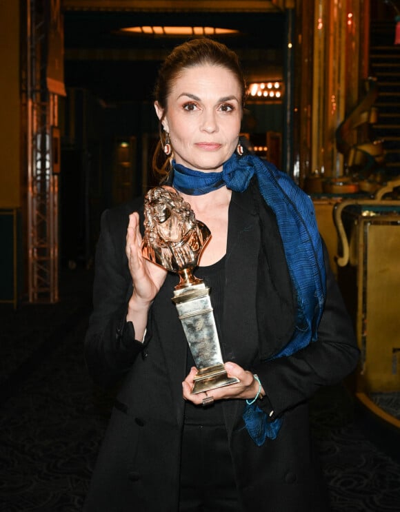 Barbara Schulz (Molière de la Comédienne dans un spectacle de Théâtre privé : Comme il vous plaira) au photocall de la 33e cérémonie des Molière aux Folies Bergère à Paris  © Coadic Guirec / Bestimage 