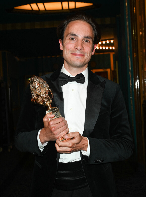 Marc Arnaud (Molière du Seul.e en scène : La Métamorphose des cigognes ) au photocall de la 33ème cérémonie des Molière aux Folies Bergère à Paris le 30 mai 2022. © Coadic Guirec / Bestimage 