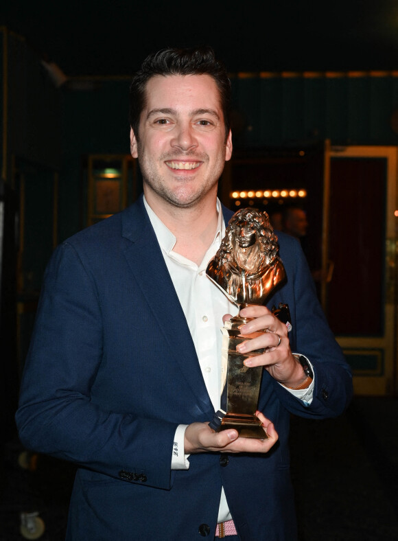 Benoît Cauden (Molière de la Révélation masculine : dans Les Producteurs de Mel Brooks) au photocall de la 33ème cérémonie des Molière aux Folies Bergère à Paris le 30 mai 2022. © Coadic Guirec / Bestimage 