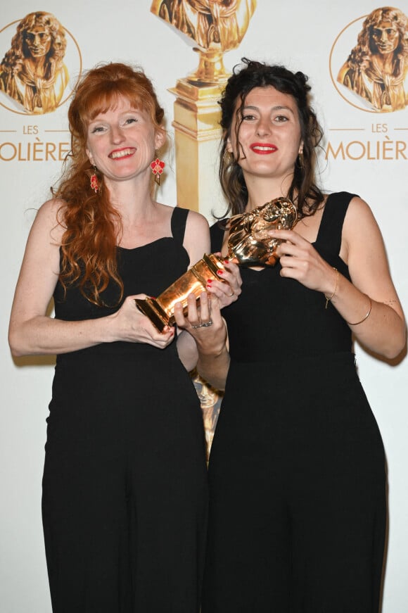 Elise Marie et Theodora Marcadé au photocall de la 33ème cérémonie des Molière aux Folies Bergère à Paris le 30 mai 2022. © Coadic Guirec / Bestimage 