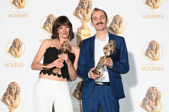 Ariane Mourier (Molière de la Comédienne dans un second rôle dans Comme il vous plaira de William Shakespeare) et Nicolas Lumbreras (Molière du Comédien dans un second rôle dans La Course des géants de Mélody Mourey) au photocall de la 33ème cérémonie des Molière aux Folies Bergère à Paris le 30 mai 2022. © Coadic Guirec / Bestimage 