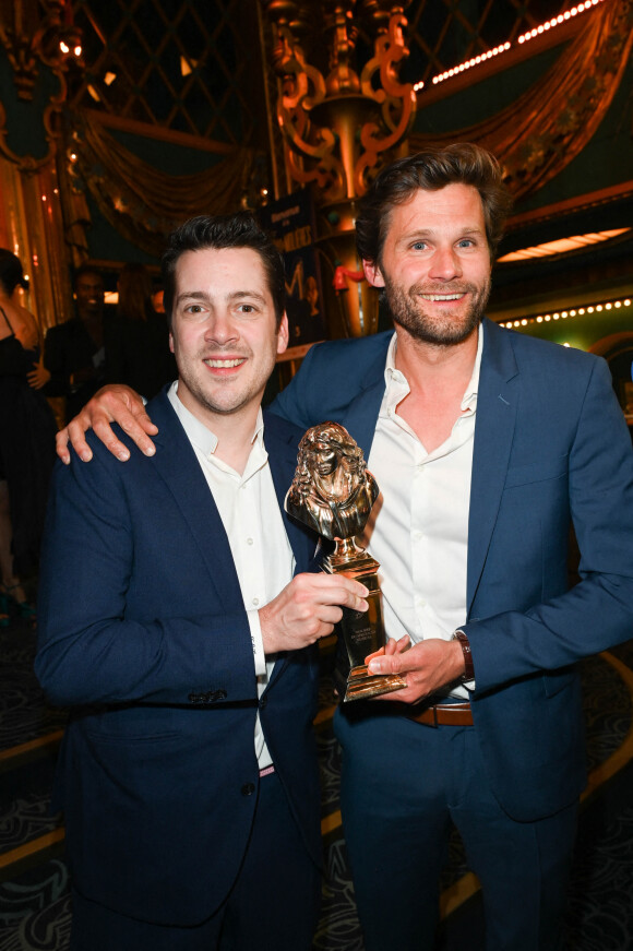 Benoît Cauden (Molière de la Révélation masculine : dans Les Producteurs de Mel Brooks) et Alexis Michalik (Molière du Spectacle musical Les Producteurs de Mel Brooks) au photocall de la 33ème cérémonie des Molière aux Folies Bergère à Paris le 30 mai 2022. © Coadic Guirec / Bestimage 