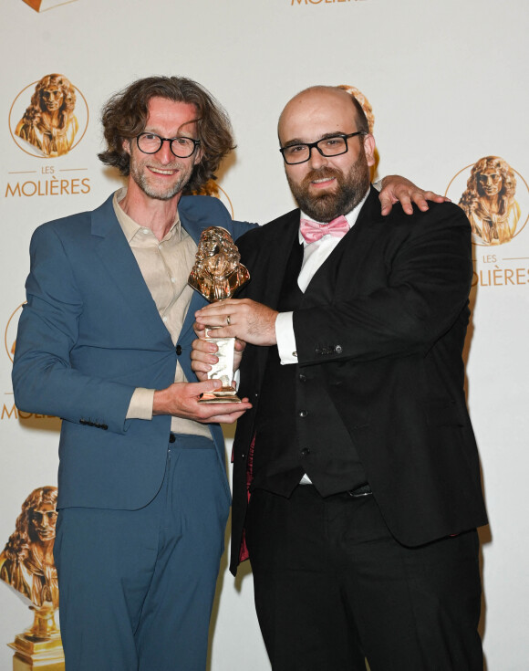 Pierre Guillois (Molière du Théâtre public, Les gros patinent bien – cabaret de carton) et Olivier Martin-Salvan au photocall de la 33ème cérémonie des Molière aux Folies Bergère à Paris le 30 mai 2022. © Coadic Guirec / Bestimage 