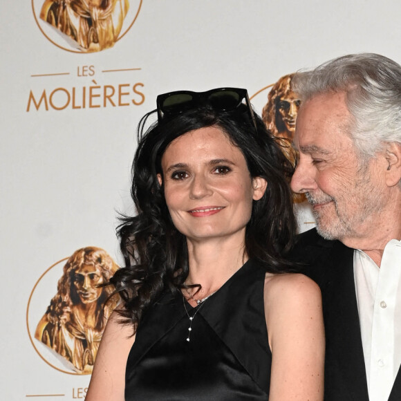 Salomé Lelouch (fille de E.Bouix et C.Lelouch), Pierre Arditi, Evelyne Bouix au photocall de la 33ème cérémonie des Molières aux Folies Bergère à Paris le 30 mai 2022. © Coadic Guirec / Bestimage 