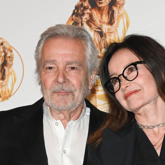 Pierre Arditi, Evelyne Bouix au photocall de la 33ème cérémonie des Molières aux Folies Bergère à Paris le 30 mai 2022. © Coadic Guirec / Bestimage 