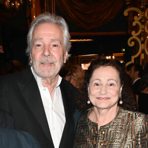 Pierre Arditi et sa soeur Catherine Arditi au photocall de la 33ème cérémonie des Molières aux Folies Bergère à Paris le 30 mai 2022. © Coadic Guirec / Bestimage 