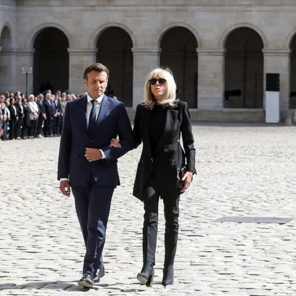 Le président français Emmanuel Macron, accompagné de la première dame Brigitte Macron, lors de l'hommage national à Françoise Rudetzki, grande représentante des victimes des attentats, dans la cour d'honneur de l'Hôtel national des Invalides à Paris. Le 1er juin 2022